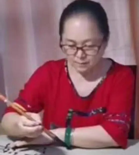 龙玉珍，自幼喜爱书法，初习欧楷，次习秦篆《泰山石刻贴》