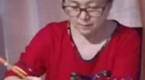 龙玉珍，自幼喜爱书法，初习欧楷，次习秦篆《泰山石刻贴》