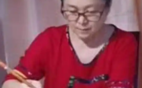 龙玉珍，自幼喜爱书法，初习欧楷，次习秦篆《泰山石刻贴》