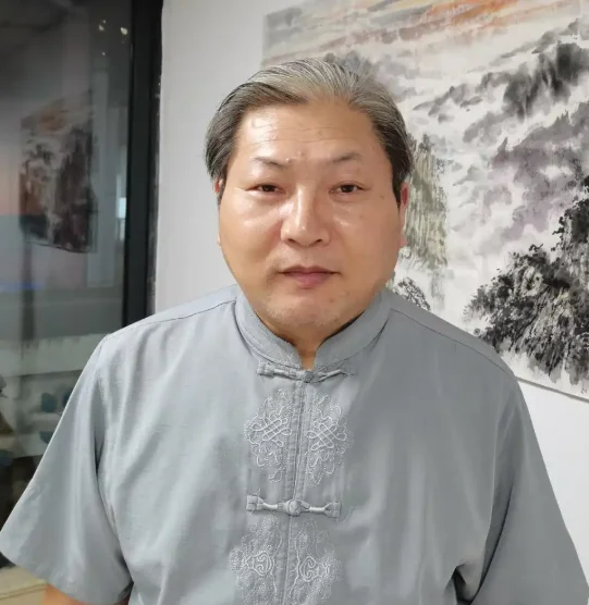 黄俊人(黄君)，现为九江市书画院特聘画师