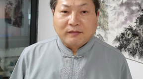 黄俊人(黄君)，现为九江市书画院特聘画师