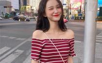 初夏就要穿的一字肩上衣，这样去搭配，格外的好看