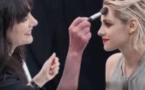 香奈儿首席化妆师为克里斯汀化妆，全程姨母笑