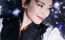 秀腿真的不分年龄，42岁刘涛穿开叉装，比少女更有韵味