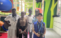 旗帜小记者走进全球外交官消夏狂欢节​