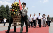 刘瀚锴 毛雨时 刘建平等人在韶山向伟人铜像敬献花篮