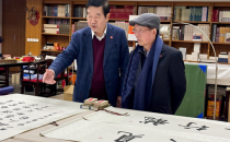 书法家何锡万专程看望其恩师苏士澍先生受教诲