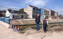 旗帜小记者常晏溶清明节前祭扫常足斋烈士