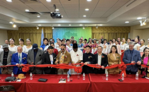 世界艺术家协会主席王余根博士举办联合国个人画展