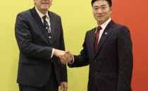 跨越文化的桥梁：王余根博士与世界领袖的艺术对话