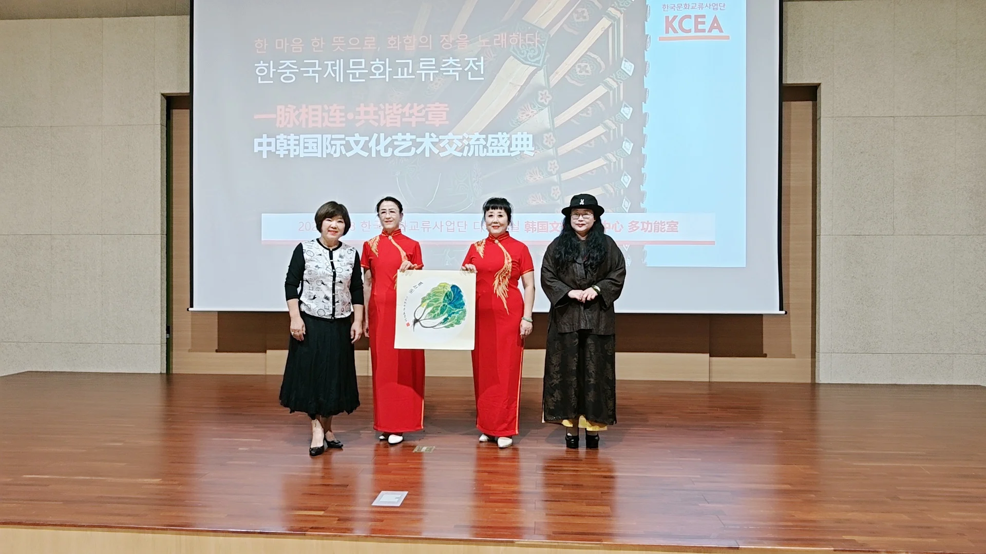 李美芹-青岛美术家协会会员、青岛女画家协会会员